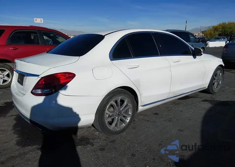 2017 Mercedes-Benz C 300 z USA, uszkodzony, nr VIN 55SWF4JB8HU211538